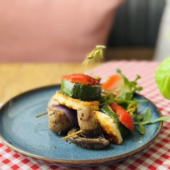 Szaszłyki z grillowanym serem halloumi